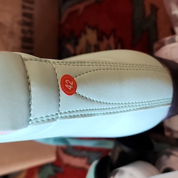 Mint green roller skates size 42/10.5.  Light up wheels. New - Picture 6 of 8